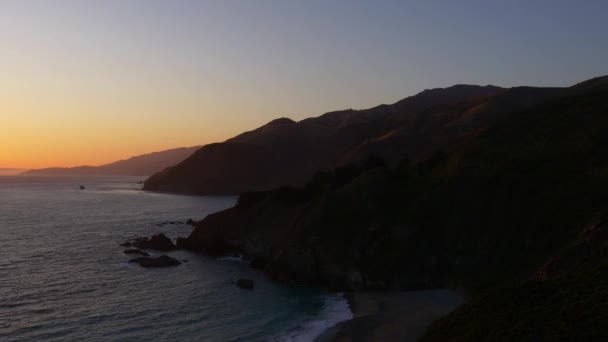Californië kust bij zonsondergang — Stockvideo