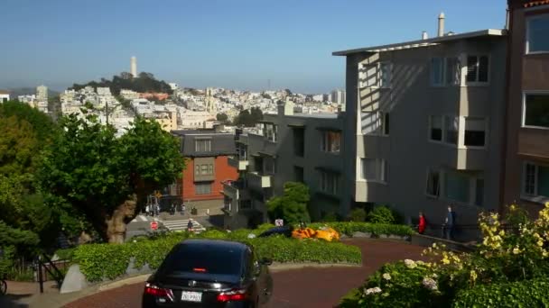 Samochody jeżdżące po Lombard Street — Wideo stockowe