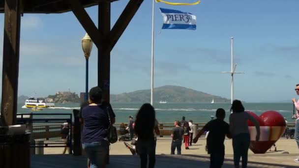 Crowd of people on Venice Beach — Stock Video