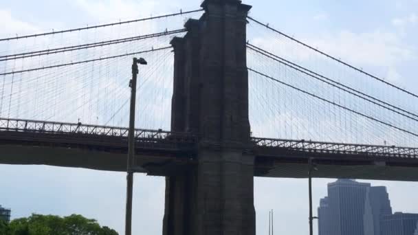 Vista soleada del día en el puente de Brooklyn — Vídeo de stock