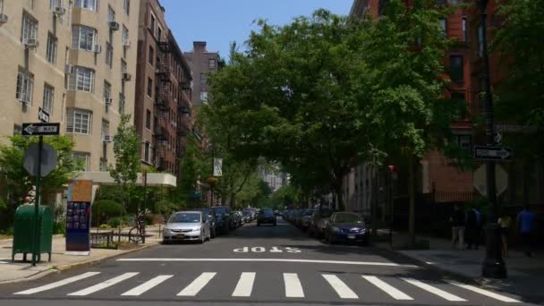 People walking on New York Street — Stock Video