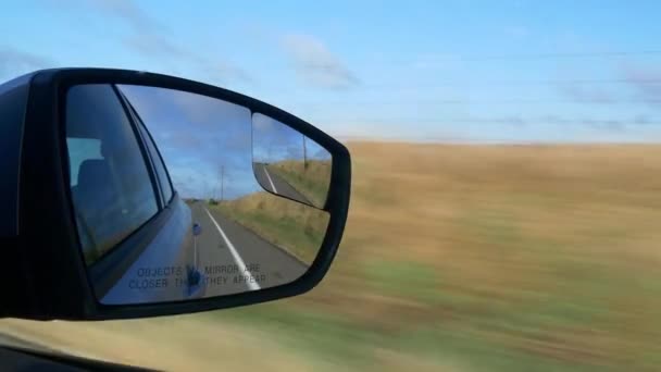 Дорога в дзеркало заднього виду автомобіля — стокове відео