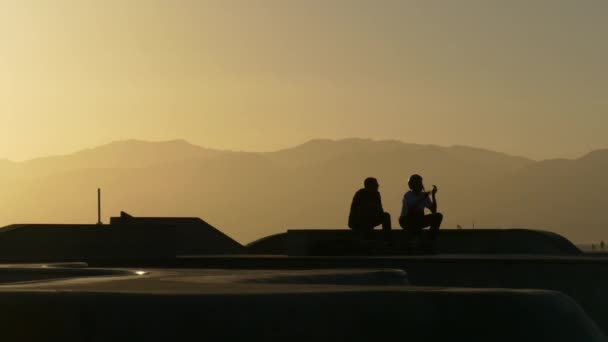 Famoso parque de skate ao pôr do sol — Vídeo de Stock