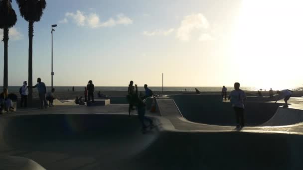 Знаменитий скейт-парк на заході сонця — стокове відео