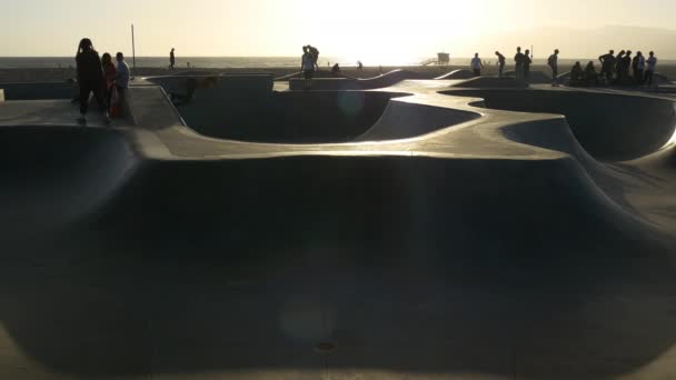 在日落时的著名滑板公园 — 图库视频影像