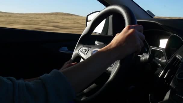 Menina carro de condução — Vídeo de Stock