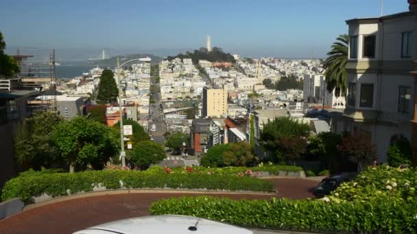 Samochody jeżdżące po Lombard Street — Wideo stockowe