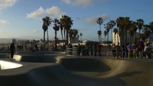 Famoso parque de skate al atardecer — Vídeos de Stock