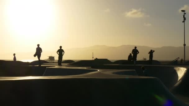 Berömda skateboardpark vid solnedgången — Stockvideo