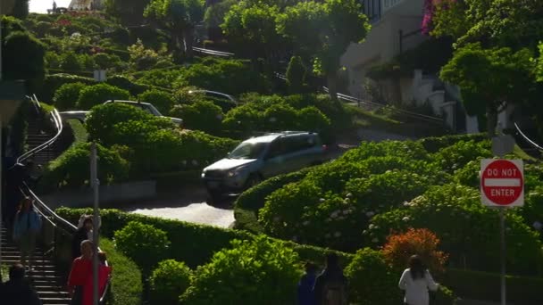 Lombard Street üzerinde sürüş araba — Stok video