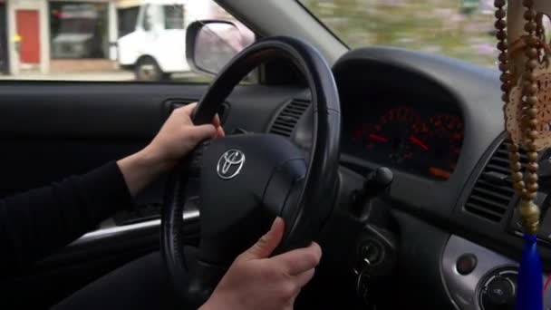 Girl driving car — Stock Video