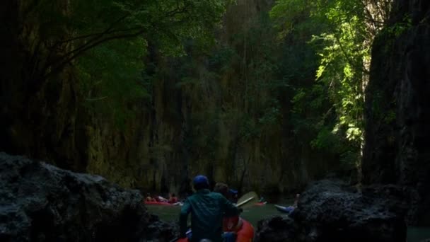 Tekne turistik gezi için Adaları mağara — Stok video