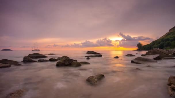 Cielo puesta de sol sobre la playa phuket — Vídeos de Stock