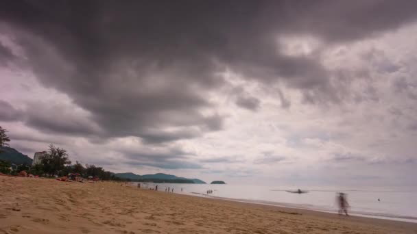 Turista descansando en la playa tropical — Vídeos de Stock
