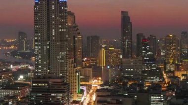 Singapur gece ışık trafik