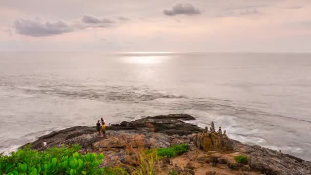Touristen ruhen sich am tropischen Strand aus — Stockvideo