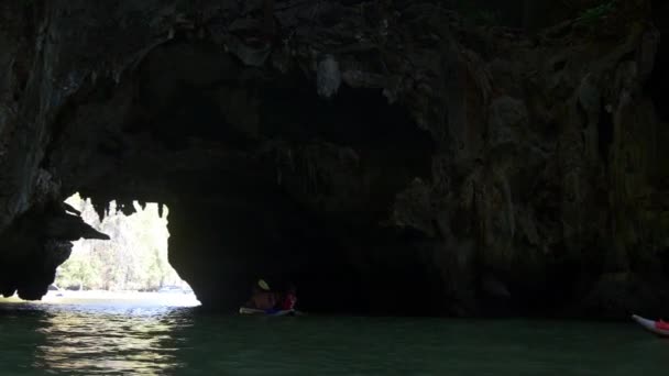 Bateau excursion touristique aux îles grotte — Video