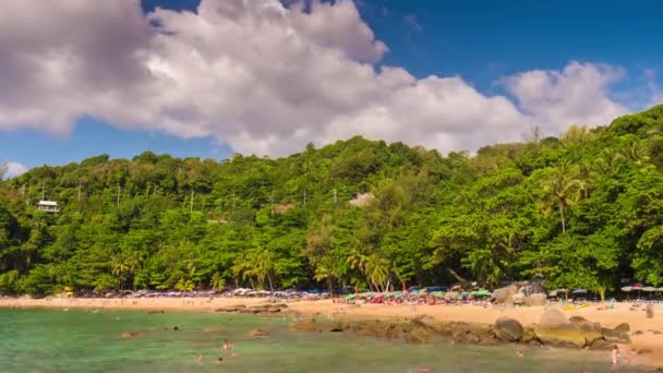 Turistas relajantes en la playa phuket — Vídeos de Stock