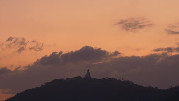 Céu por do sol sobre a montanha buddha — Vídeo de Stock