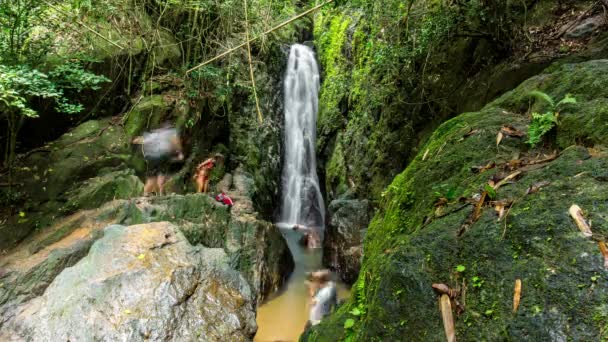 Turister på berömda berget vattenfall — Stockvideo