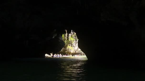 Excursión a las islas cueva — Vídeos de Stock