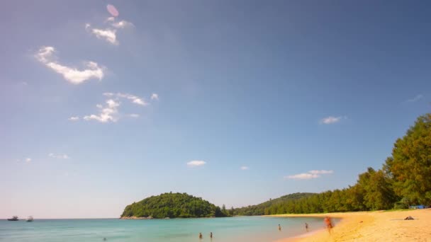 Touristes relaxants sur la plage de phuket — Video