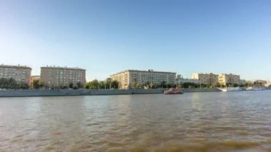 yaz günü Moskova Nehri yolcu tekne yolculuğu şehir Panoraması 4 k zaman sukut Rusya