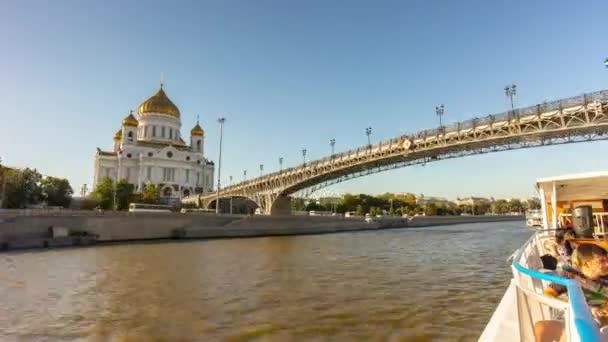 Barca passeggeri che naviga sul fiume — Video Stock