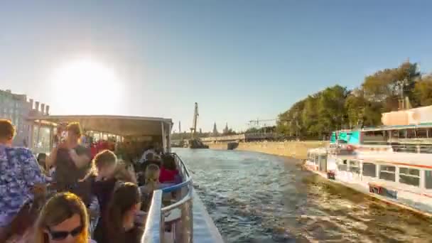 Barco de pasajeros navegando por el río — Vídeos de Stock