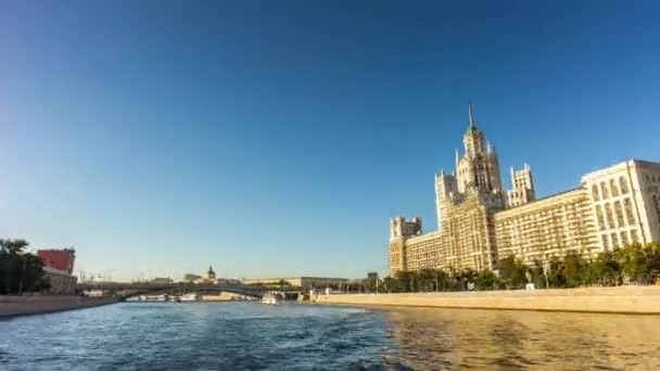 Ensolarado moscow rio passeio de barco de passageiros famoso edifício cidade panorama 4k time lapse russia — Vídeo de Stock