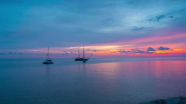 Phuket Adası ünlü plajı gün batımı turist tekne park panorama 4 k zaman sukut Tayland