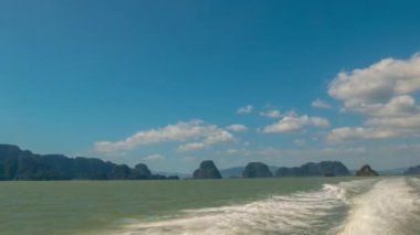 yaz günü Motorlu tekne yolculuğu Adası Panoraması 4 k zaman sukut Tayland
