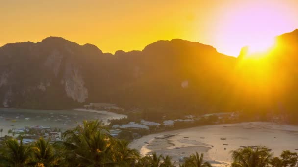 Naplemente ko phi phi sziget híres panoráma 4 k idő megszűnni, Thaiföld — Stock videók