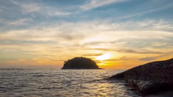 プーケット島の有名なビーチのサンセット スカイライン パノラマ 4 k 時間経過タイ — ストック動画