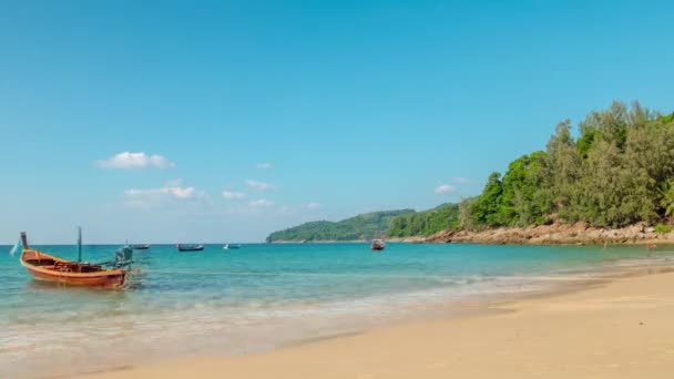 Letni dzień słynnego phuket island beach łódź panorama 4 k czas wygaśnięcia Tajlandia — Wideo stockowe