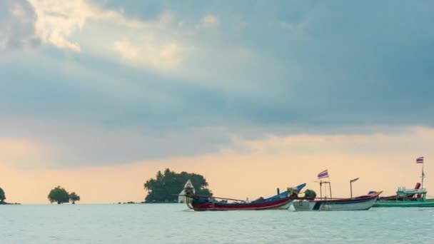 Tramonto phuket isola aeroporto spiaggia turista barca parco panorama 4k time lapse Thailandia — Video Stock