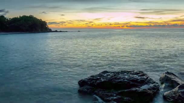Coucher de soleil littoral célèbre île phuket plage panorama 4k laps de temps thailand — Video