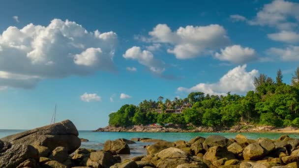 Laem sing spiaggia roccia collina cielo costa panorama 4k time lapse Thailandia — Video Stock