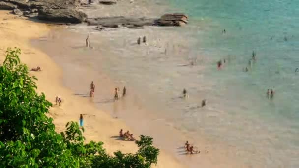 Playa llena de gente de la isla phuket — Vídeo de stock