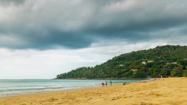 Tormenta cielo verano día phuket isla famoso playa panorama 4k tiempo lapso tailandia — Vídeo de stock