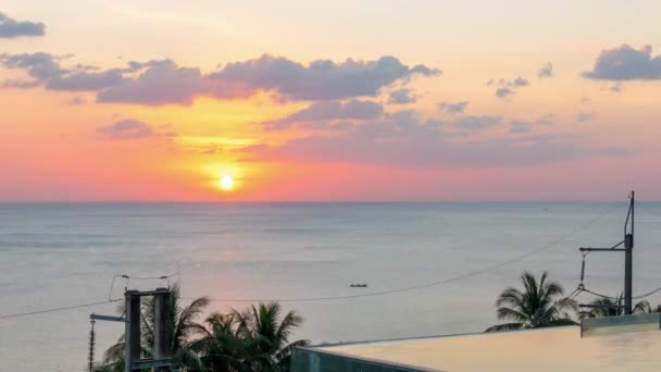 Playa patong famoso hotel piscina skyline panorama 4k time lapse tailandia — Vídeos de Stock