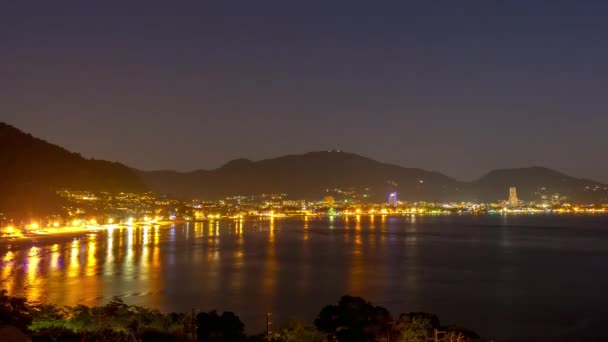 Noche iluminación vacaciones patong playa vida panorama 4k tiempo lapso tailandia — Vídeo de stock