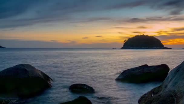 Kata karon tramonto luce phuket isola famosa spiaggia panorama 4k time lapse Thailandia — Video Stock