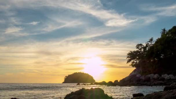 Острів Фукет літній захід сонця знаменита панорама пляжу Ката 4k проміжок часу Таїланд — стокове відео