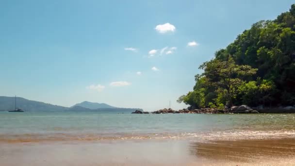 Solig dag phuket island berömda stranden bay panorama 4 k tid förfaller thailand — Stockvideo