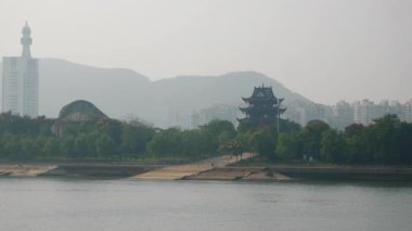 güneşli sis Changsha şehri nehir kenarı tapınak parkı yavaş çekim panorama 4k porselen