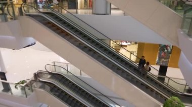 Qingdao şehrindeki ünlü alışveriş merkezi, Çin, panorama, 4k 