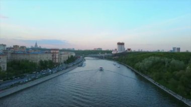 Günbatımı gökyüzü Moskova nehri kıyısı ünlü Gorky Park panoramik 4k Rusya
