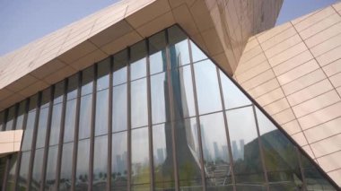 Gün batımı ünlü delta Changsha şehir müzesi ön cephe duvarı ağır çekim panorama 4k porselen