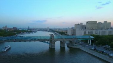 Alacakaranlık Moskova nehir kenarı Gorky Park yaya köprüsü havadan panoramik 4k Rusya